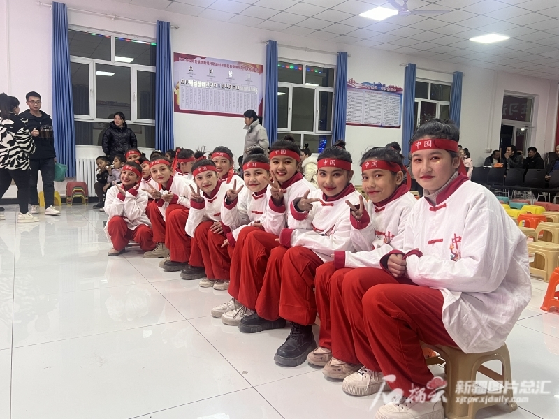 2023年11月29日,和田市拉斯奎镇博斯坦阿勒迪村的孩子们准备表演《少年中国说》。石榴云/新疆日报记者 拍热扎提·阿不都 摄