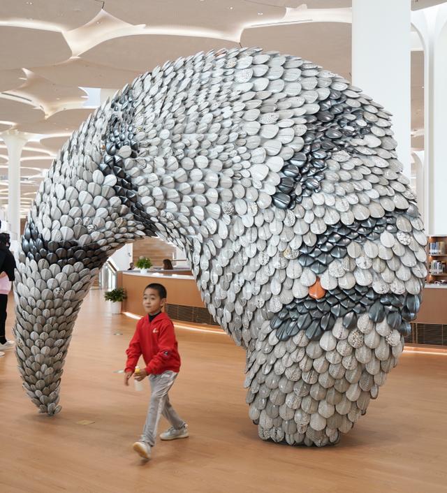 孩童与郅敏雕塑《白虎》