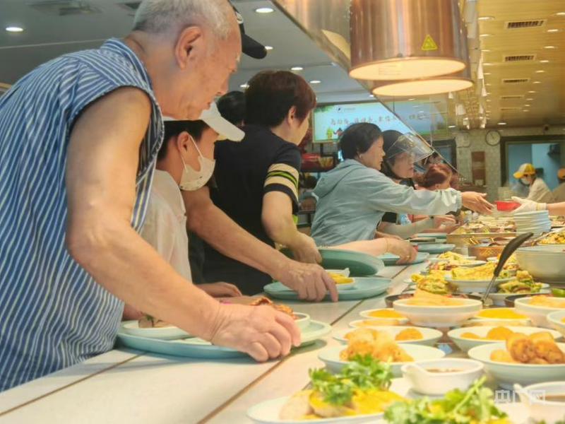 午饭时间，市民在杨浦熊猫饭堂排队选择菜品（央广网记者 冯丽 摄）