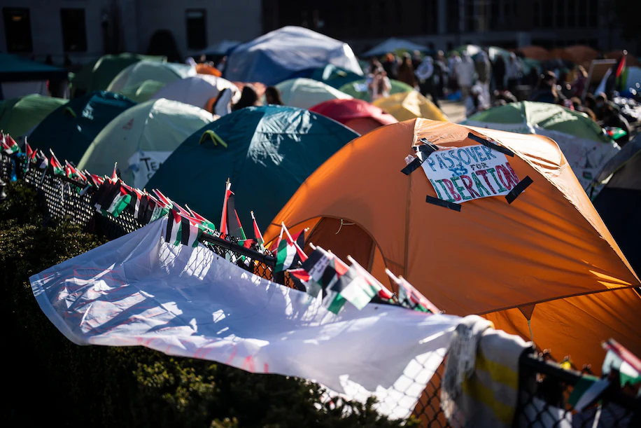 纽约哥伦比亚大学草坪上抗议者搭建的帐篷。图自《华盛顿邮报》