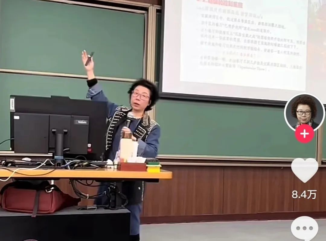 正在清華大學(xué)課堂上課的聶影