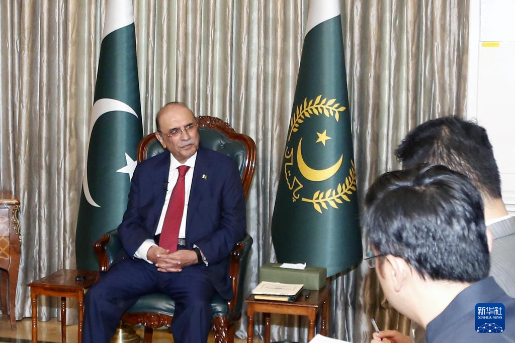 5月17日，巴基斯坦总统阿西夫·阿里·扎尔达里在首都伊斯兰堡总统府接受中国媒体联合采访。新华社发（艾哈迈德·卡迈勒摄）