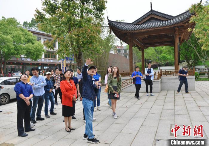 4月16日，台湾建筑师吴正隆正在向参访者介绍岭头集镇整治成效。　　中新社记者 吕明 摄