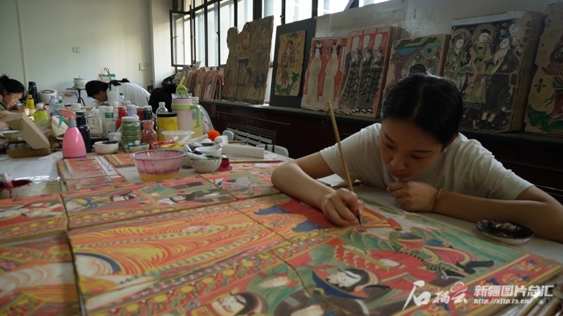 乌鲁木齐职业大学学生在制作龟兹壁画复原作品。石榴云/新疆日报 记者宋海波摄
