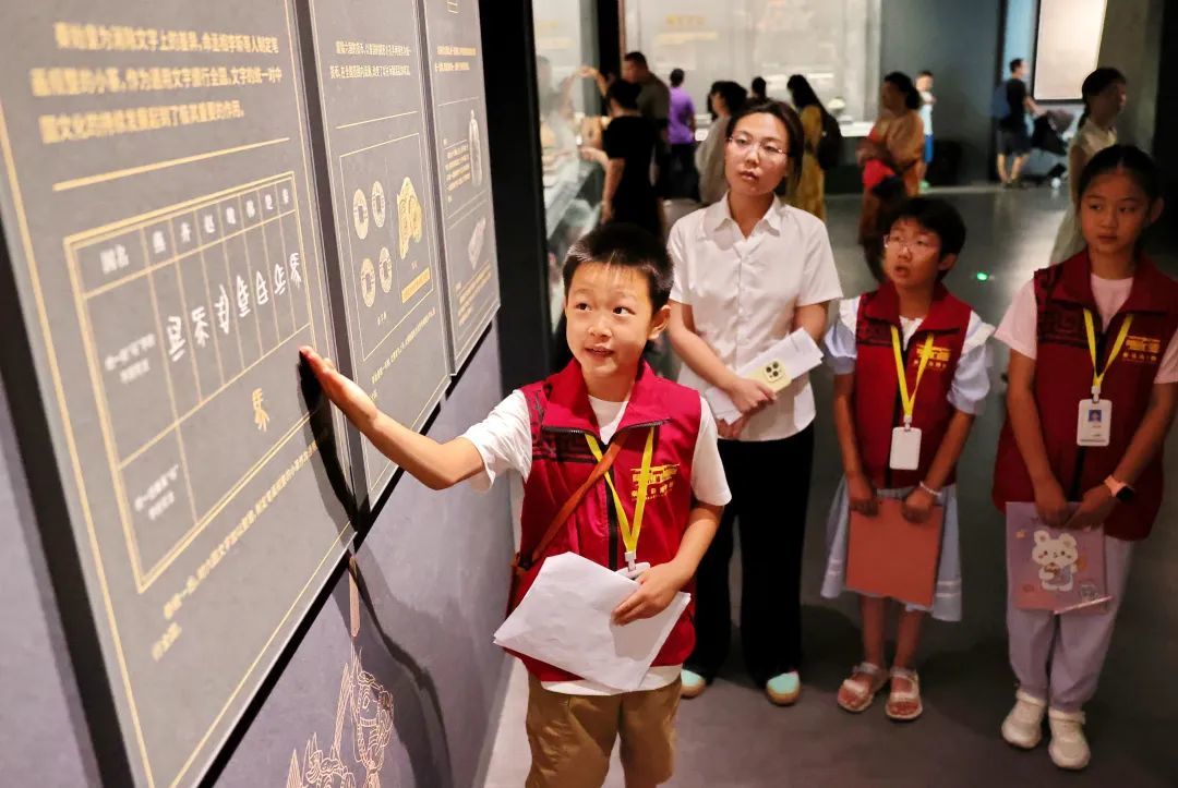 7月18日，小志愿者在河北省秦皇岛博物馆进行讲解练习。该馆开展“探秦皇历史 展少年风采”活动，丰富青少年假期文化生活，加强对家乡历史文化的认知。曹建雄摄（中经视觉）