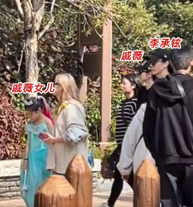 戚薇李承铉一家香港游玩，1岁半儿子首露面，Lucky身高猛长颜值高 - 吾爱微网