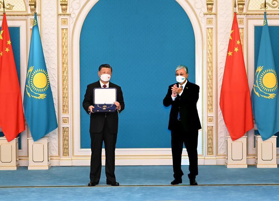 当地时间2022年9月14日下午，国家主席习近平在总统府接受哈萨克斯坦总统托卡耶夫授予“金鹰”勋章。（新华社记者饶爱民摄）