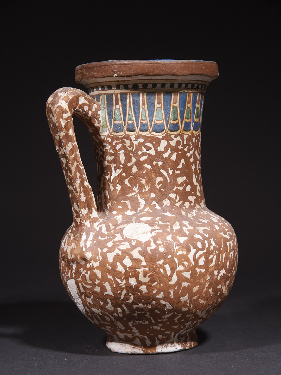 装饰有莲花纹的彩绘瓶,木、石膏,18王朝(公元前1550-1295年),埃及国家博物馆