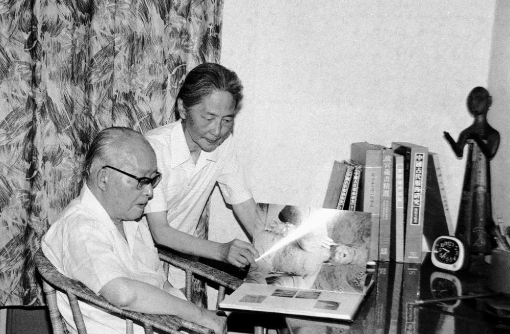 图为沈从文和夫人在家中翻阅画册(1986年6月7日摄)。