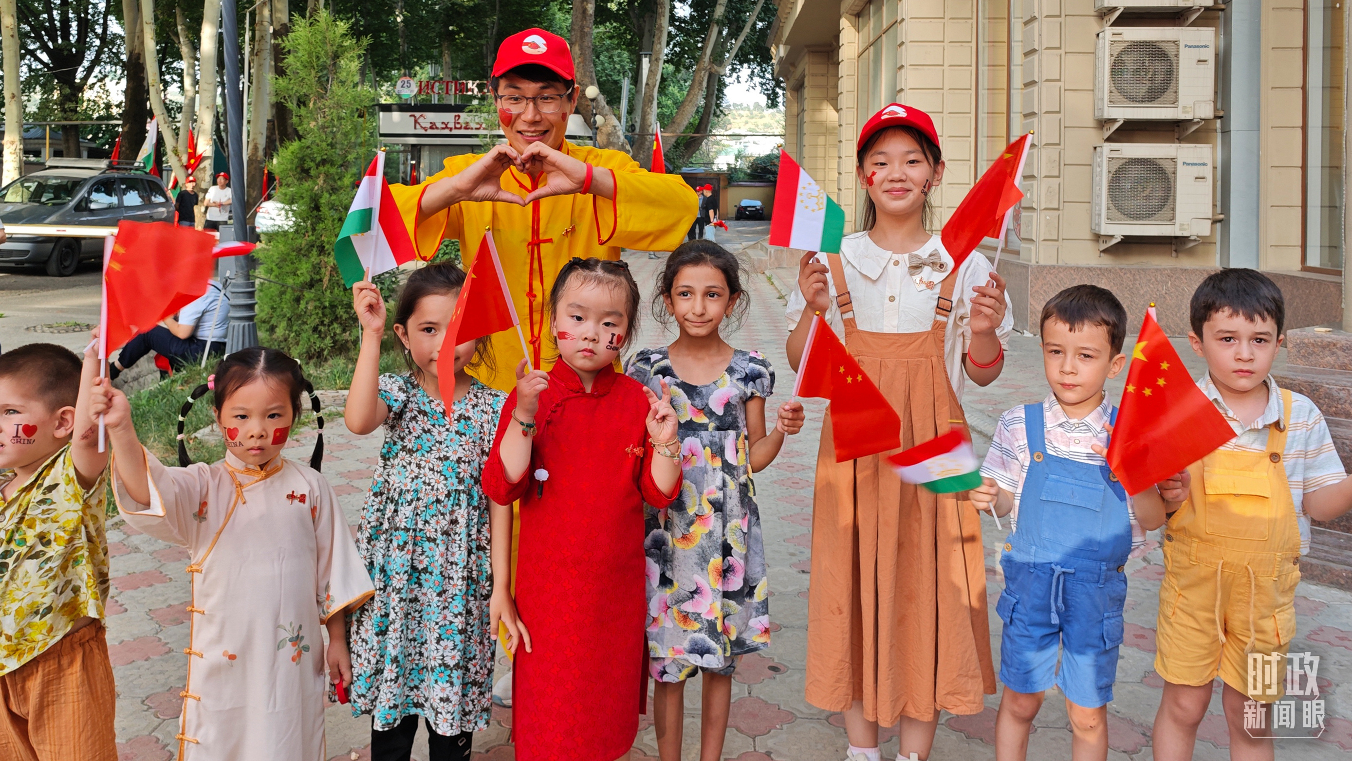 △在街头欢迎习主席到访的中塔青少年。（总台央视记者耿小龙拍摄）