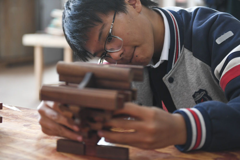 11月22日，在临海市海商职业技术学校，学生在制作传统古建构件。