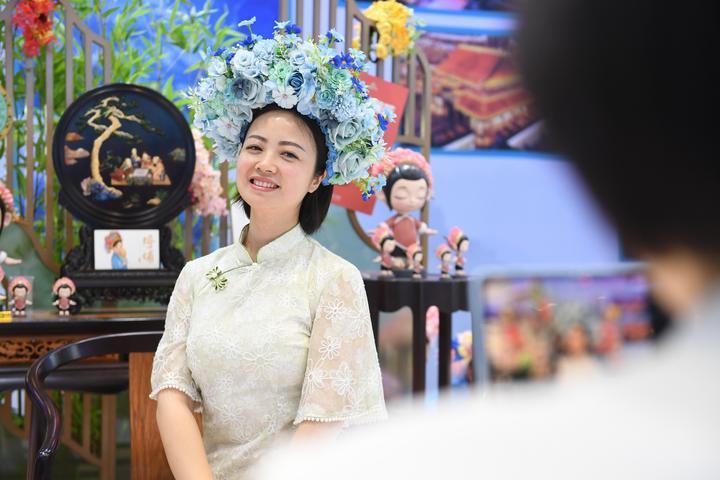 5月23日，参观者在第二十届文博会福建馆体验簪花。新华社记者毛思倩摄