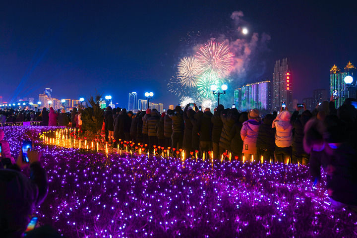 2月24日，游客在吉林省吉林市松花江畔观赏元宵佳节烟火表演。