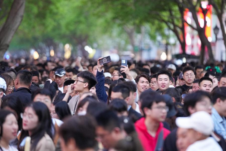 5月1日，哈尔滨中央大街上人头攒动。“五一”假期，文旅市场火热。新华社记者 王建威 摄