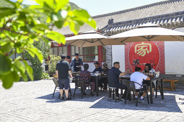 游客在石峡村的农家院餐厅用餐（6月1日摄）。新华社记者 陈钟昊 摄