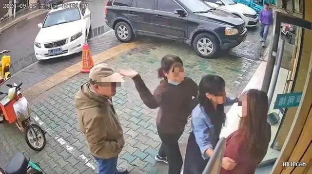 女子因挪车纠纷被夫妇俩打骨折！中间人称两人系公职人员，要花40万和解，警方回应