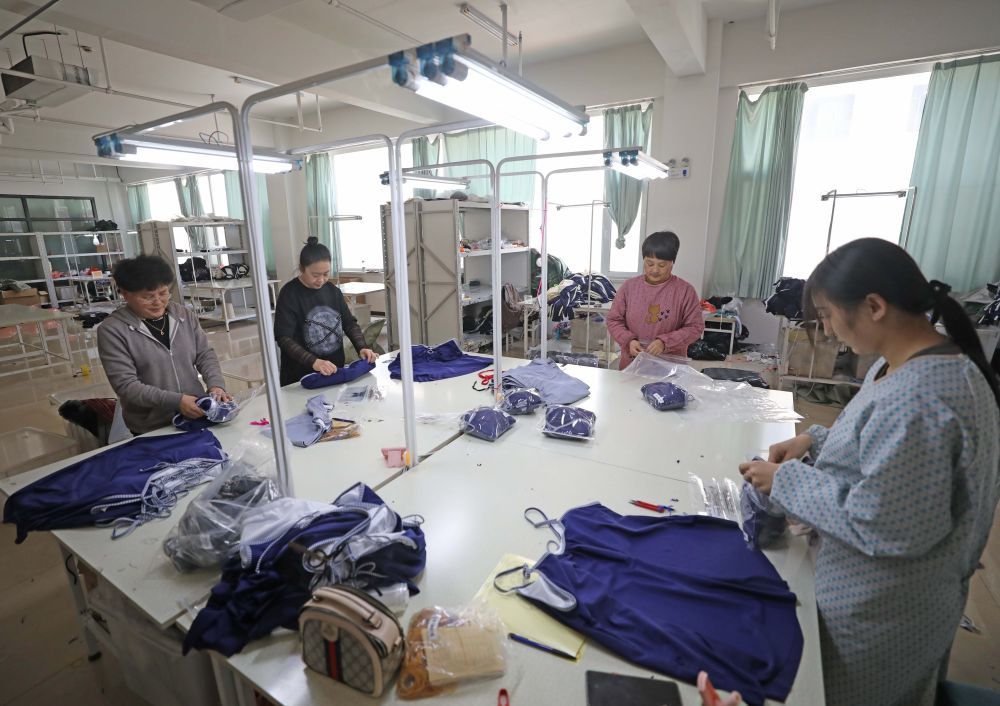 图为4月18日,兴城一家泳装企业生产车间,工人在工作。新华社记者 杨青 摄