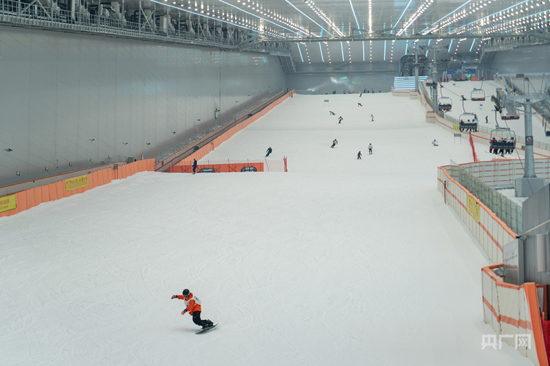 武汉市黄陂区甘露山国际滑雪场吸引众多热爱冰雪运动的市民游客（央广网见习记者邓子依 摄）