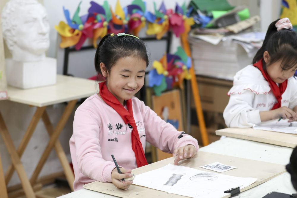 2021年10月27日，学生在黑龙江省哈尔滨市榆树镇中心校新乡小学乡村学校少年宫参加美术学习班。近年来，黑龙江省各地以乡村小学为基础，大力发展乡村学校少年宫，开设德育、文艺、体育、科普、手工等多种课外活动，满足学生需求，培养孩子们的兴趣爱好和特长。