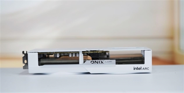 纯白双风扇!傲世追日Intel锐炫B580 OC显卡图赏