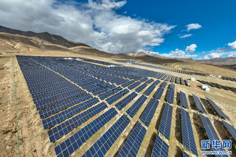 图为110千伏协合措美县20兆瓦（MW）并网光伏电站（无人机照片）。新华网 旦增努布 摄