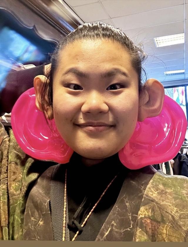 毕福剑27岁女儿毕凌罕晒素颜照，瘦了一圈显秀气，造型越来越淑女 - 小轻秀场