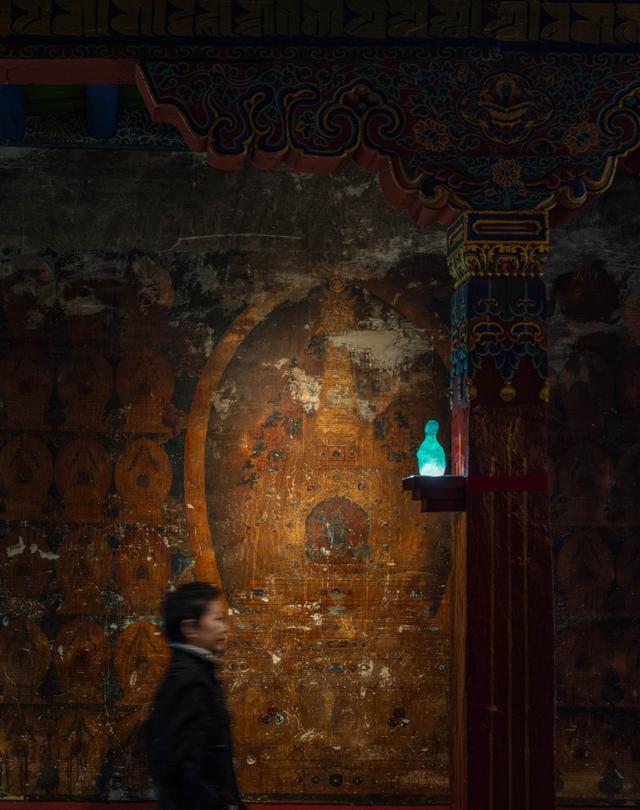 ▲ 艺术家与《我、我们》,摄影:林半野 @AGENT PAY