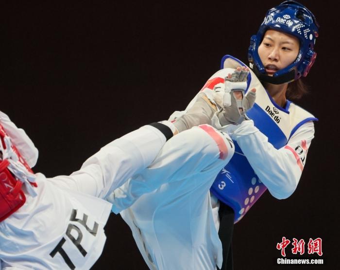 资料图：骆宗诗(蓝)在比赛中。记者 贾天勇 摄