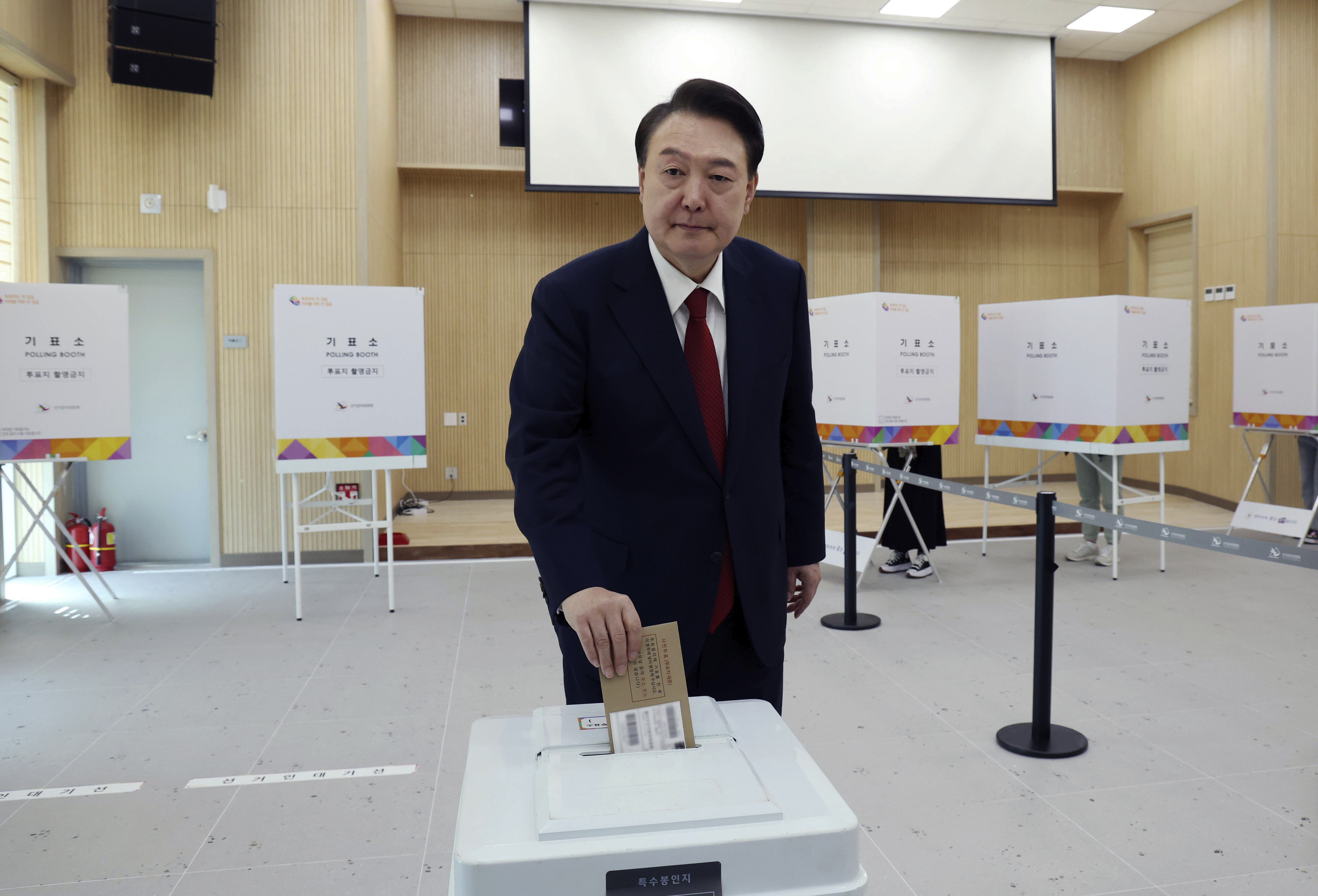 4月5日，韩国总统尹锡悦在釜山投票站提前投票。（美联社）