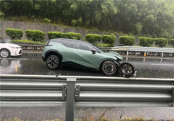 极氪X雨天高速100km/h出事故：丢轮保命、五门闲居开