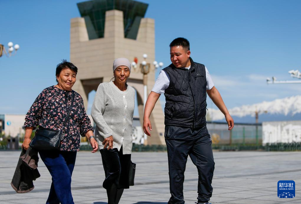 4月19日12时许，在中哈霍尔果斯国际边境合作中心内，来自哈萨克斯坦的游客进入中国境内购物。新华社记者 陈朔 摄