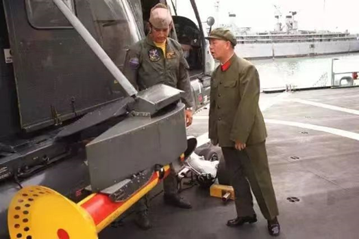 刘华清登上美国小鹰号航母