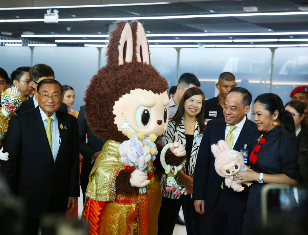 7月1日，泰国国家旅游局为中国潮玩品牌泡泡玛特旗下的拉布布在曼谷素万那普机场举行欢迎仪式，并授予其“神奇泰国体验官”称号。拉布布是泡泡玛特签约艺术家龙家升创作的北欧森林精灵形象，有9颗牙齿、尖耳直立，其可爱形象颇受消费者青睐，迅速成为泰国潮玩的顶流。