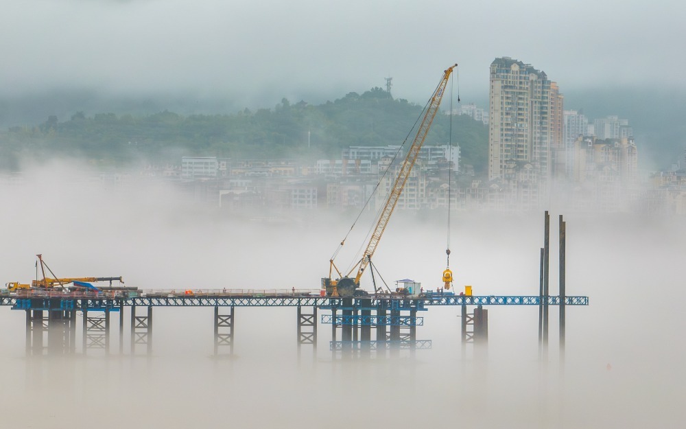 ▲7月12日，开州区汉丰湖，工人们正在修建滨湖栈道。通讯员 王晓宇 摄