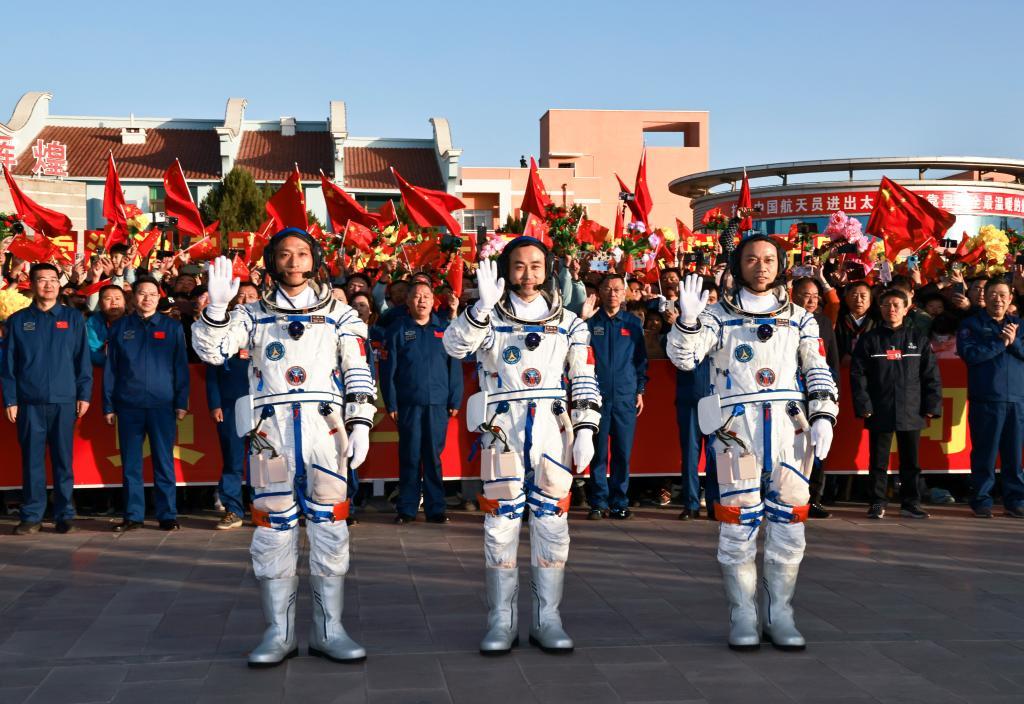 2023年10月26日上午，神舟十七号载人飞行任务航天员乘组出征仪式在酒泉卫星发射中心问天阁圆梦园广场举行。