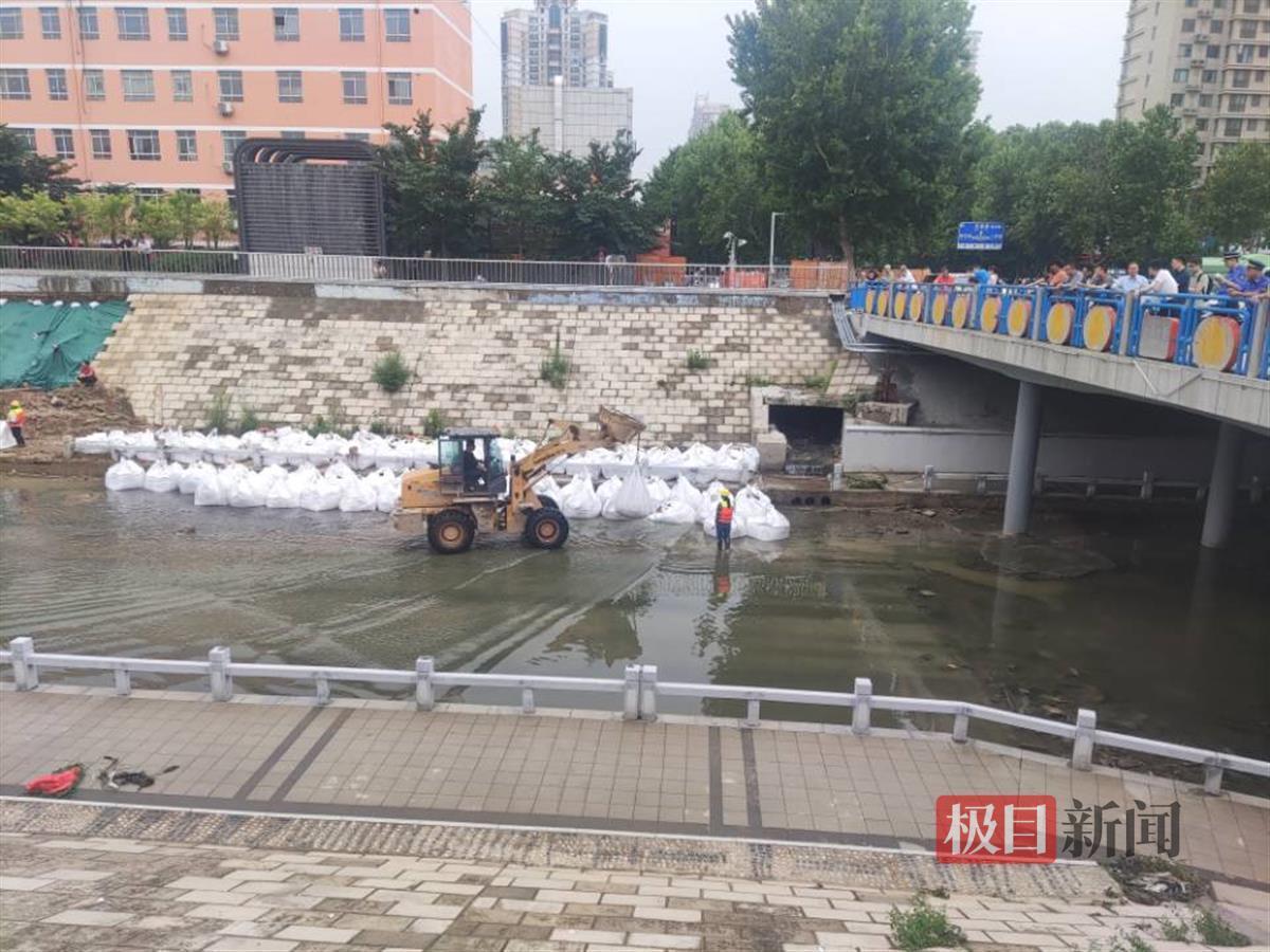 金水河河道一段景观步道出现损坏