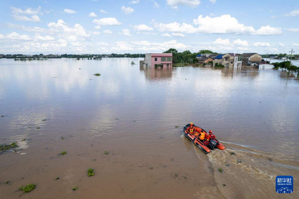 7月29日，在涓水湘潭县河口镇华中村堤段附近，抢险人员搜寻被困群众（无人机照片）。新华社记者 陈思汗 摄