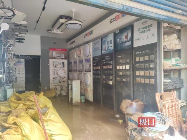 民建路五金店内场景