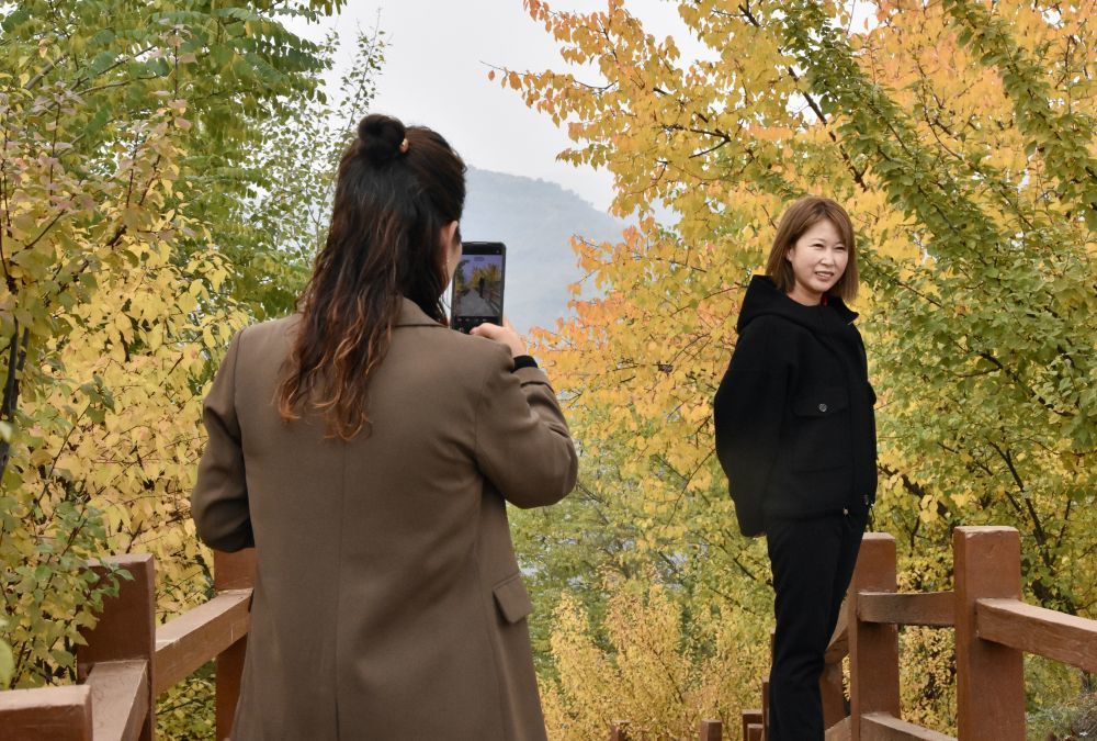 游客在吴起县胜利山拍照