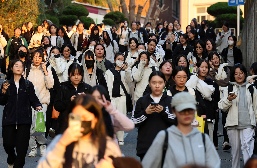 当地时间2024年11月14日，韩国“2025学年度大学修学能力考试(高考)”开考。（视觉中国）