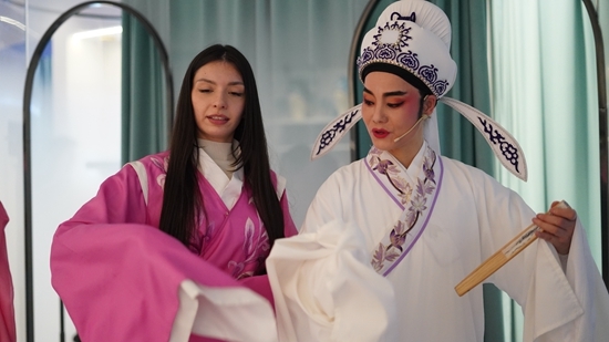 参观者穿上戏服体验。越剧博物馆供图