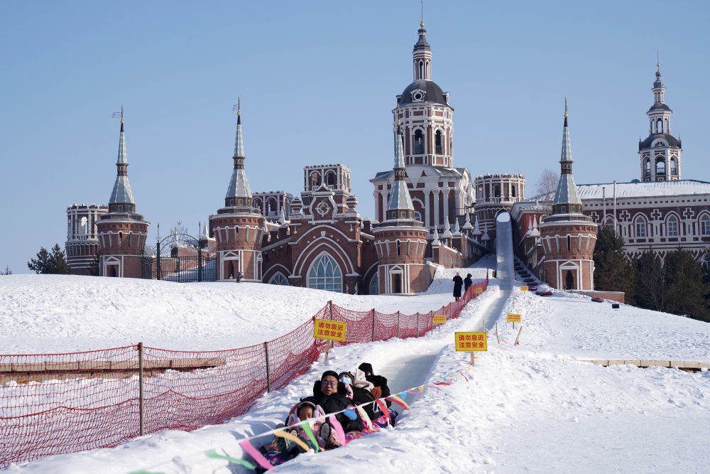 1月7日，游客在伏尔加庄园玩雪圈。新华社记者 王建威 摄