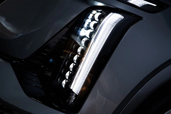 尺寸全面升级 全新一代凯迪拉克XT5实车曝光:空间不再是短板