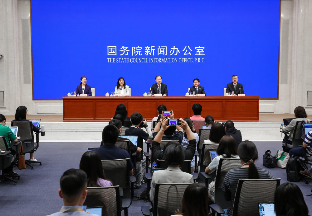 2024年5月17日，国务院新闻办公室在北京举行国务院政策例行吹风会，住房和城乡建设部副部长董建国、自然资源部副部长刘国洪、中国人民银行副行长陶玲、国家金融监督管理总局副局长肖远企介绍切实做好保交房工作配套政策有关情况，并答记者问。新华社发（刘健 摄）