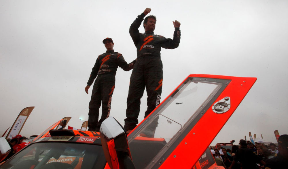 2012年1月15日，罗比·戈登（右）获得达喀尔拉力赛汽车组最后一个赛段冠军。 新华社发（胡安·卡洛斯·古斯曼·内格里尼 摄）