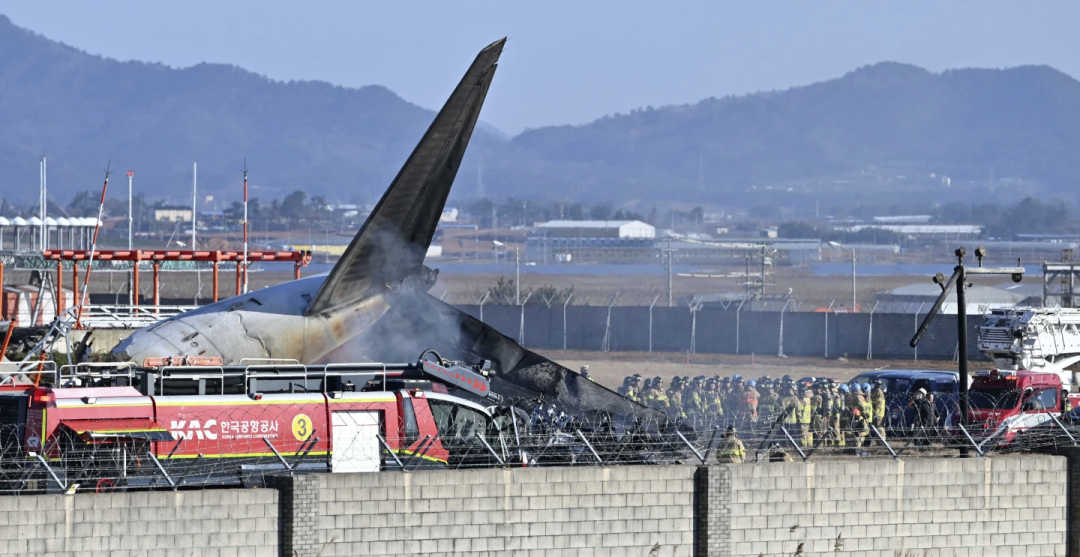 12月29日，韩国客机碰撞起火事故。（图源：网络截图）