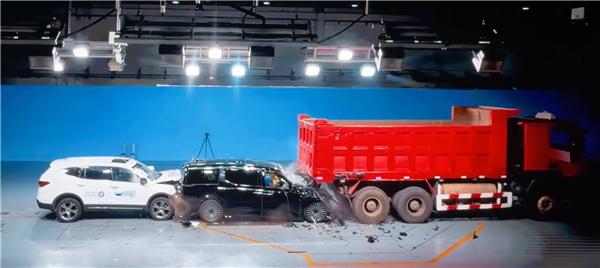 双A柱设计硬刚大货车!全新极氪009成功通过连环追尾测试