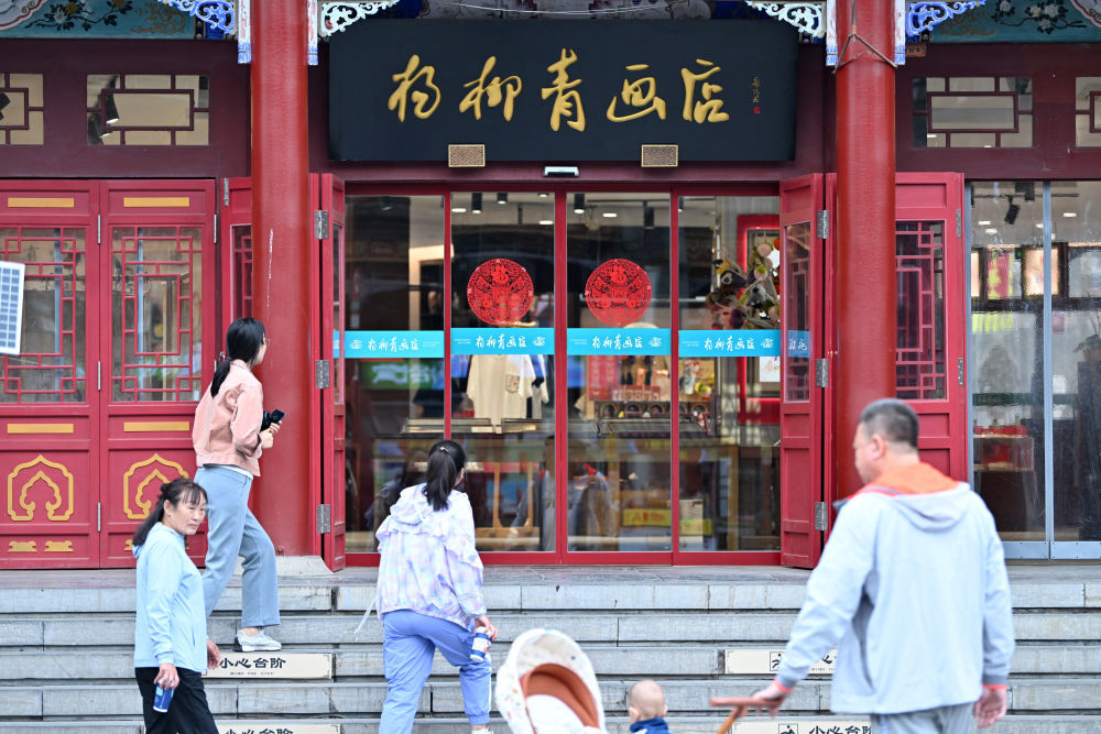 游人在天津古文化街游览。新华社记者 李然 摄