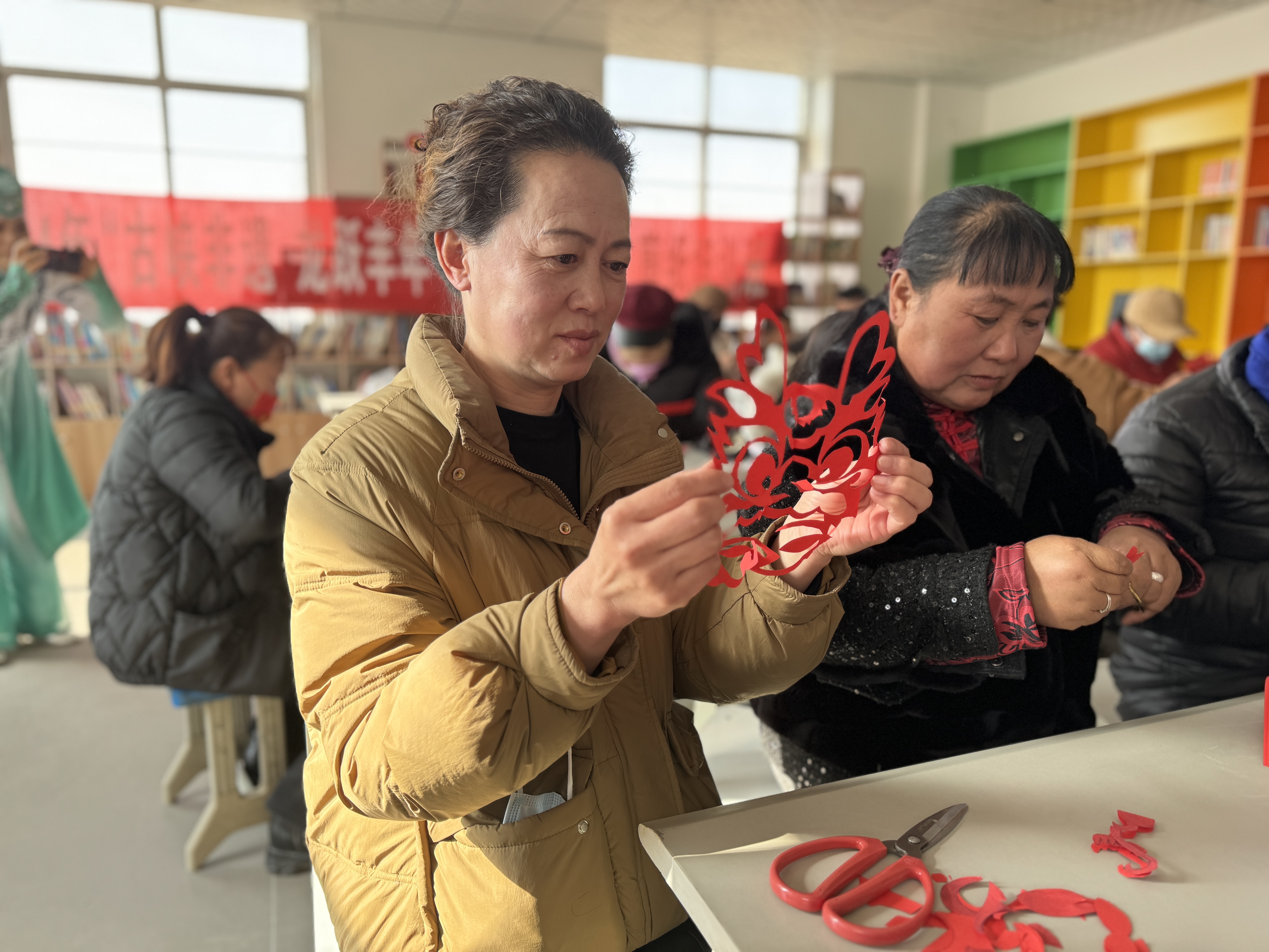 群众体验剪纸。