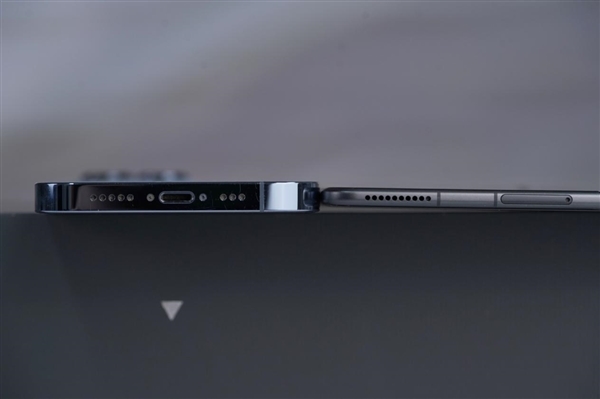 年度折叠屏手机推荐!荣耀Magic V3绒黑色图赏